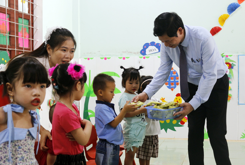 Đồng chí Phó Chủ tịch UBND tỉnh tặng quà cho trẻ mầm non Trường Mầm non Minh Cầm.