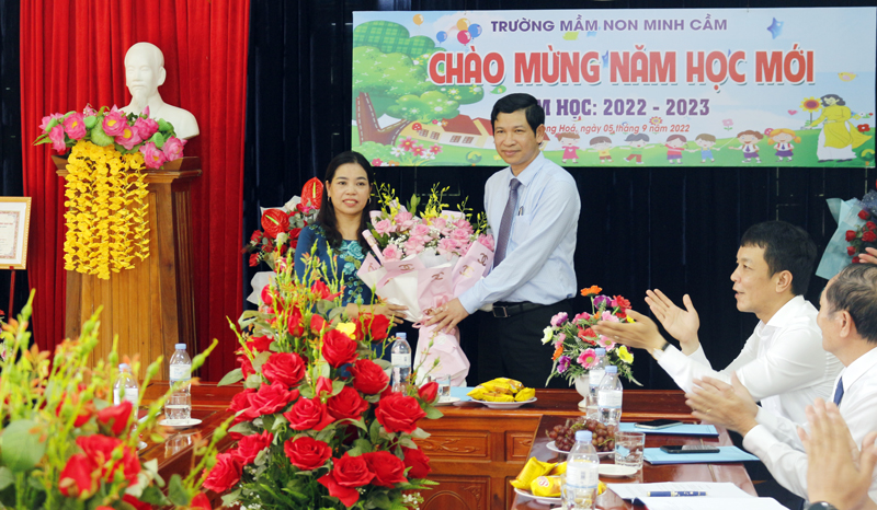 Đồng chí Hồ An Phong tặng hoa chúc mừng giáo viên Trường Mầm non Minh Cầm.