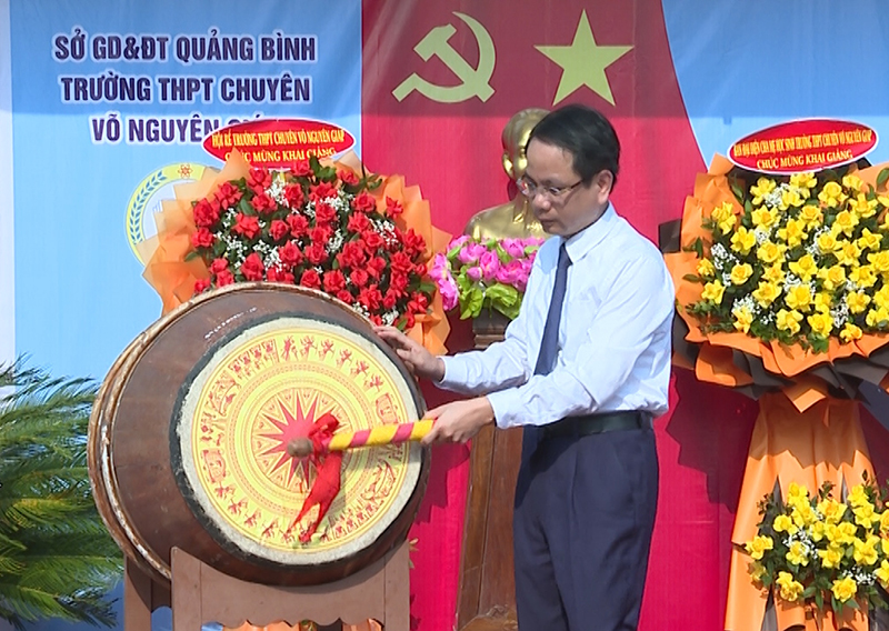 Đồng chí Phó Chủ tịch UBND tỉnh đánh trống khai trường tại Trường THPT Chuyên Võ Nguyên Giáp.