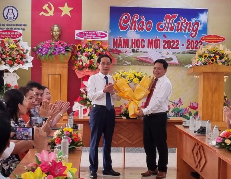 Đồng chí Phó Chủ tịch UBND tỉnh Phan Mạnh Hùng tặng hoa chúc mừng Trường PTDT Nội trú Quảng Bình.