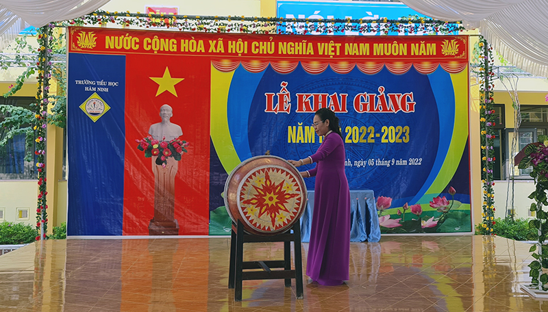 Đồng chí Chủ tịch Uỷ ban MTTQ Việt Nam tỉnh Phạm Thị Hân đánh trống khai trường.