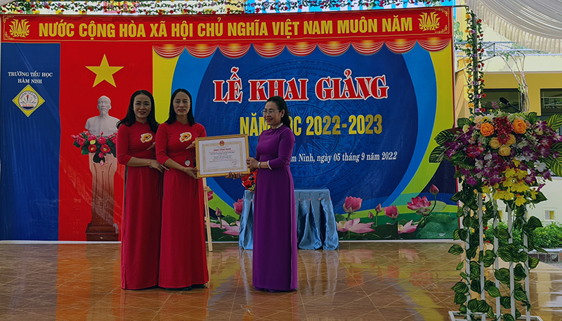 Đồng chí Chủ tịch Uỷ ban MTTQ Việt Nam tỉnh Phạm Thị Hân đánh trống khai trường.