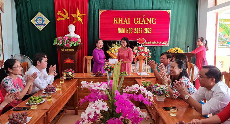 Đồng chí Phạm Thị Hân tặng hoa chúc mừng tập thể sư phạm Trường mầm non Duy Ninh.