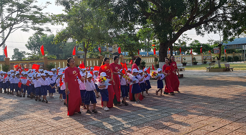 Trường tiểu học Hàm Ninh đón các em học sinh bước vào lớp 1. 