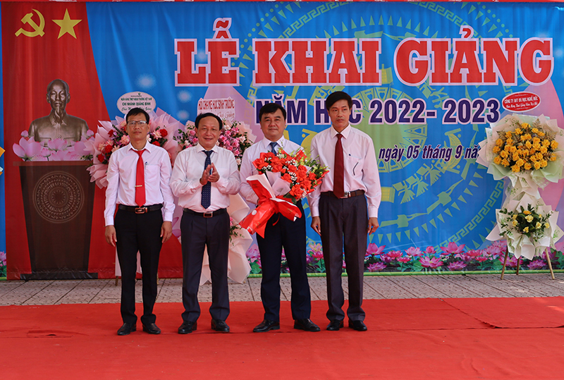  Đồng chí Phó Bí thư Thường trực Tỉnh ủy Trần Hải Châu tặng hoa chúc mừng khai giảng năm học mới cho Ban Giám hiệu Trường THPT Lương Thế Vinh.