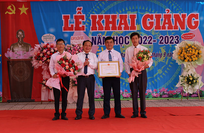 Đồng chí Phó Bí thư Thường trực Tỉnh ủy Trần Hải Châu trao danh hiệu tập thể lao động xuất sắc cho Ban Giám hiệu Trường THPT Lương Thế Vinh.