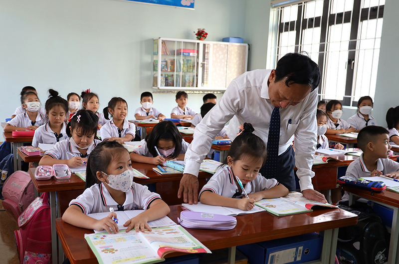  Đồng chí Phó Bí thư Thường trực Tỉnh ủy Trần Hải Châu thăm hỏi, động viên học sinh Trường tiểu học số 2 Ba Đồn.