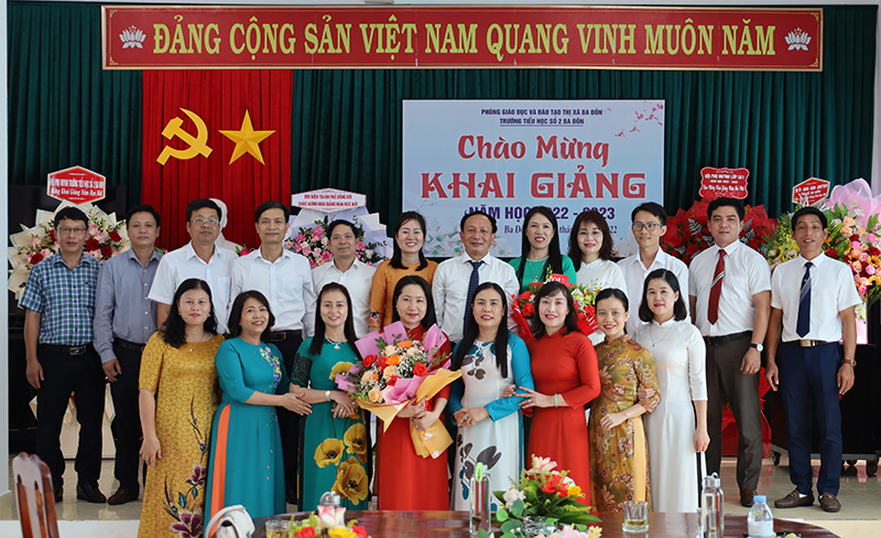 Đồng chí Phó Bí thư Thường trực Tỉnh ủy Trần Hải Châu và đoàn công tác tặng hoa chúc mừng khai giảng năm học mới cho tập thể sư phạm Trường tiểu học số 2 Ba Đồn.