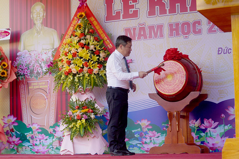  Đồng chí Bí thư Tỉnh ủy Vũ Đại Thắng đánh trống khai giảng năm học mới tại Trường tiểu học Đức Ninh Đông.