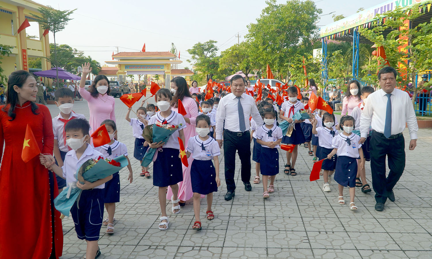 đồng chí Bí thư Tỉnh ủy Vũ Đại Thắng và đồng chí Bí thư Thành ủy Đồng Hới Trần Phong đã đón các cháu lớp 1 vào năm học mới