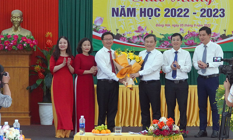 Đồng chí Bí thư Tỉnh ủy Vũ Đại Thắng chúc mừng thầy cô giáo và học sinh Trường THPT Phan Đình Phùng.