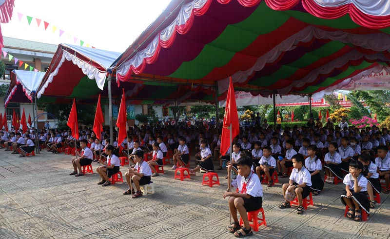 Các học sinh Trường tiểu học số 1 Trung Hóa tham dự lễ khai giảng năm học 2022-2023. 