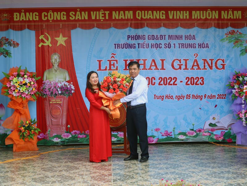 Đồng chí Đoàn Ngọc Lâm, Ủy viên Ban Thường vụ Tỉnh ủy, Phó Chủ tịch Thường trực UBND tỉnh tặng hoa cho tập thể Trường tiểu học số 1 Trung Hóa nhân ngày khai trường. 