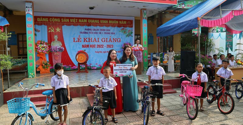 Chính quyền xã Trung Hóa, huyện Minh Hóa vận động, kêu gọi hỗ trợ 6 chiếc xe đạp và 5 suất quà cho các học sinh có hoàn cảnh khó khăn đạt nhiều thành tích cao trong học tập tại Trường tiểu học số 1 Trung Hóa trong ngày khai trường. 