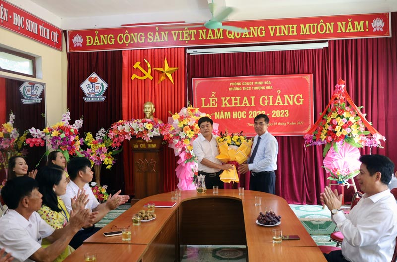 Đồng chí Đoàn Ngọc Lâm, Ủy viên Ban Thường vụ Tỉnh ủy, Phó Chủ tịch Thường trực UBND tỉnh tặng hoa cho tập thể Trường THCS Thượng Hóa nhân ngày khai trường. 