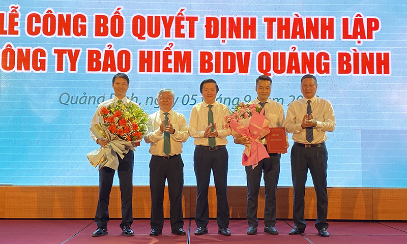 Ông Nguyễn Thiên Hoàng, Phó Tổng Giám đốc BIDB và ông Trần Xuân Hoàng, Chủ tịch HĐQT BIC trao quyết định bổ nhiệm Giám đốc, Phó Giám đốc BIC Quảng Bình.