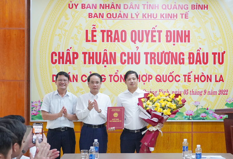 Đồng chí Phó Chủ tịch UBND tỉnh Phan Mạnh Hùng tặng hoa chúc mừng nhà đầu tư.