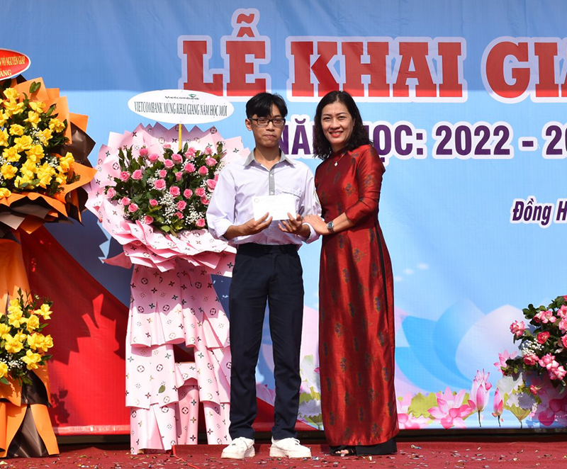 Cô giáo Nguyễn Thị Hải Yến, Hiệu trưởng Trường THPT Chuyên Võ Nguyên Giáp trao học bổng khuyến tài cho học sinh đạt thủ khoa  toàn tỉnh trong kỳ thi tốt nghiệp THPT năm học 2021-2022.