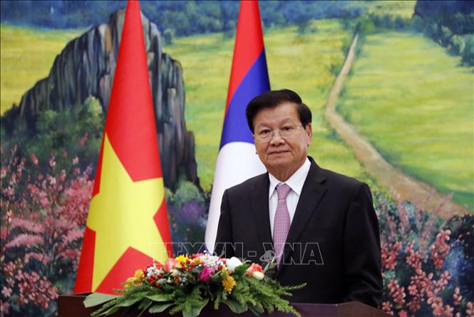  Tổng Bí thư, Chủ tịch nước Lào Thongloun Sisoulith trả lời phỏng vấn báo chí Việt Nam và Lào. Ảnh: Phạm Kiên/TTXVN
