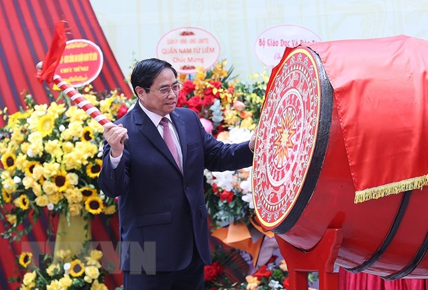 Thủ tướng Phạm Minh Chính đánh trống khai giảng năm học mới tại Trường Tiểu học Đoàn Thị Điểm. (Ảnh: Dương Giang/TTXVN)