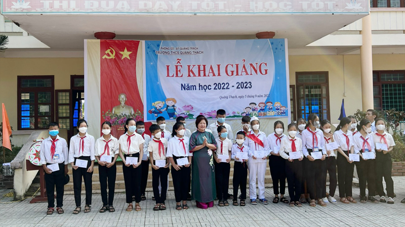 Bà Nguyễn Thị Thanh Hương, Chủ tịch Hội Bảo trợ bệnh nhân nghèo tỉnh trao học bổng tiếp sức cho học sinh nghèo tại Trường THCS Quảng Thạch.