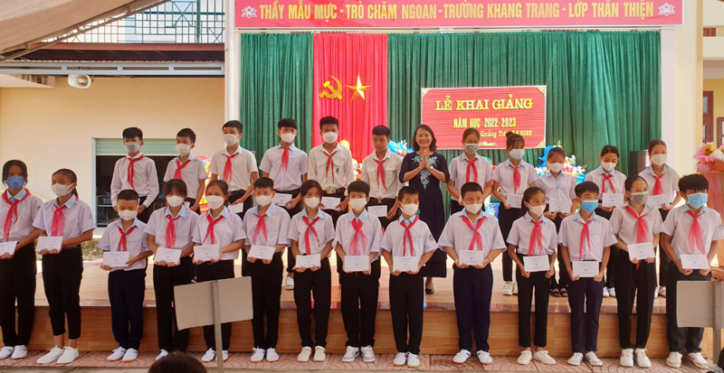 Tại Trường THCS Quảng Tiến, đại diện lãnh đạo Hội Bảo trợ bệnh nhân nghèo tỉnh trao học bổng cho học sinh có hoàn cảnh khó khăn trong ngày khai giảng năm học mới.