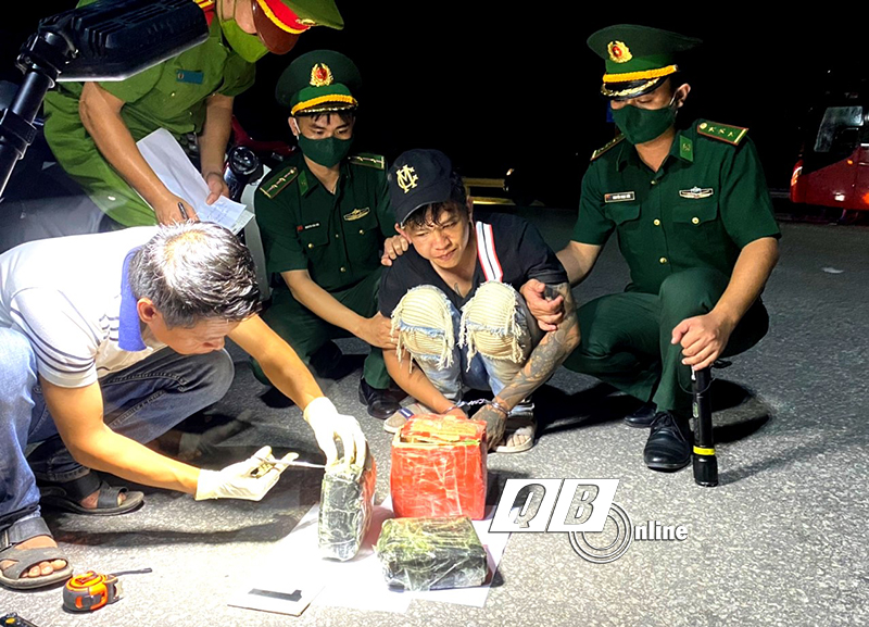 Lực lượng chức năng phối hợp bắt giữ đối tượng Phan Văn An cùng tang vật.