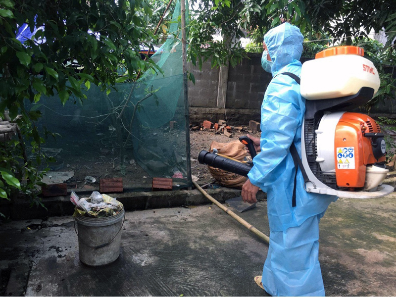 Cán bộ Trung tâm Y tế huyện Quảng Ninh phun thuốc diệt muỗi tại các xã, thị trấn trên địa bàn.