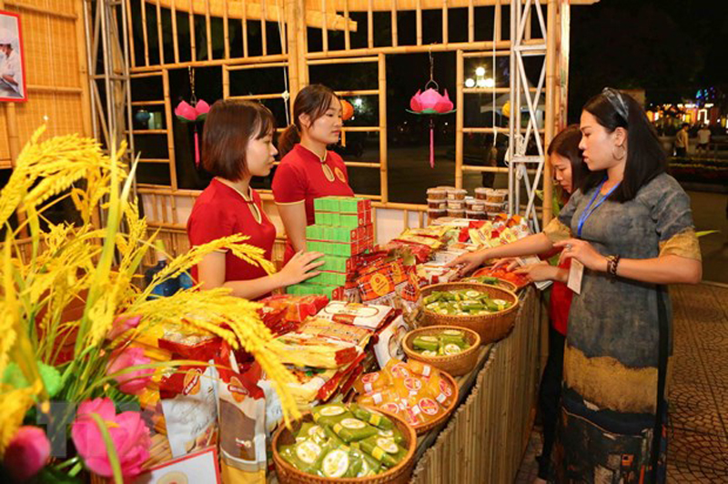 Người dân tham quan và mua món ăn tại một lễ hội ẩm thực. Ảnh (tư liệu) minh họa: Thành Đạt/TTXVN