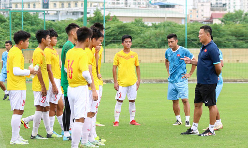 Huấn luyện viên Nguyễn Quốc Tuấn trao đổi cùng các cầu thủ U17 Việt Nam. (Ảnh: VFF)