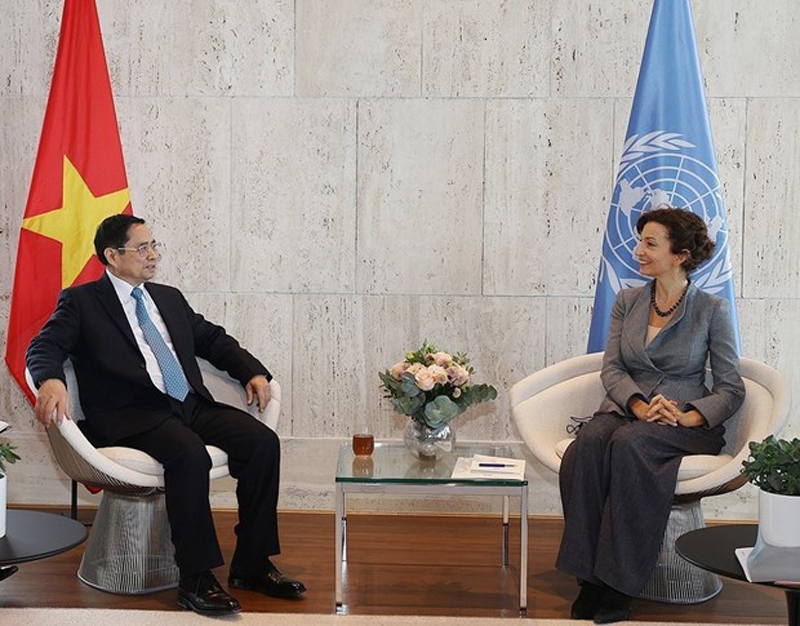 Tổng Giám đốc UNESCO Audrey Azoulay (phải) tiếp Thủ tướng Phạm Minh Chính đến thăm trụ sở UNESCO ở Paris (Pháp), tháng 11/2021. (Ảnh: TTXVN)