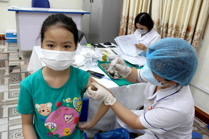 Tiêm vắc-xin phòng Covid-19 cho học sinh tại thị xã Quảng Yên (Quảng Ninh). (Ảnh: ÁNH TUYẾT)