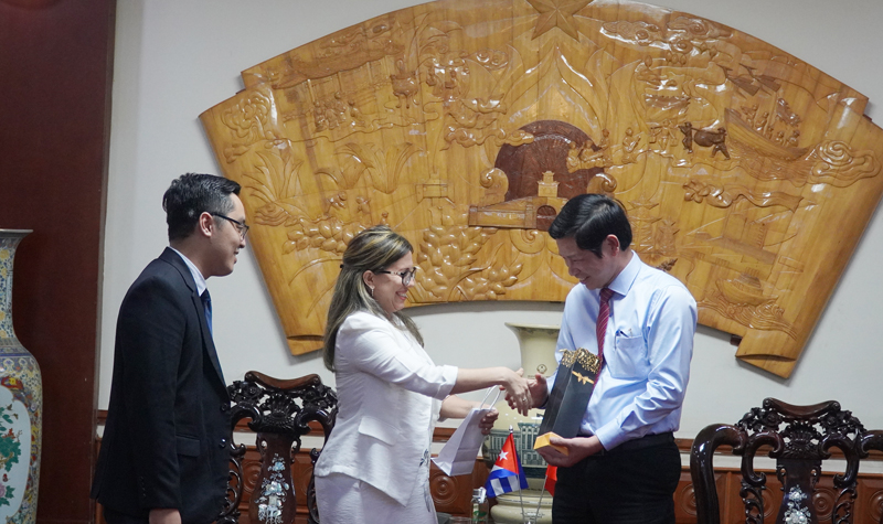 Bà Ariadne Feo Labrada, Tổng lãnh sự Cộng hòa Cuba tại TP. Hồ Chí Minh tặng những sản vật nổi tiếng của Cuba cho lãnh đạo tỉnh Quảng Bình.