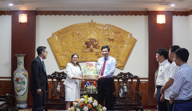 Đồng chí Phó Chủ tịch UBND tỉnh Hồ An Phong trao tặng đặc sản địa phương Quảng Bình cho bà Tổng lãnh sự Cộng hòa Cuba tại TP. Hồ Chí Minh.