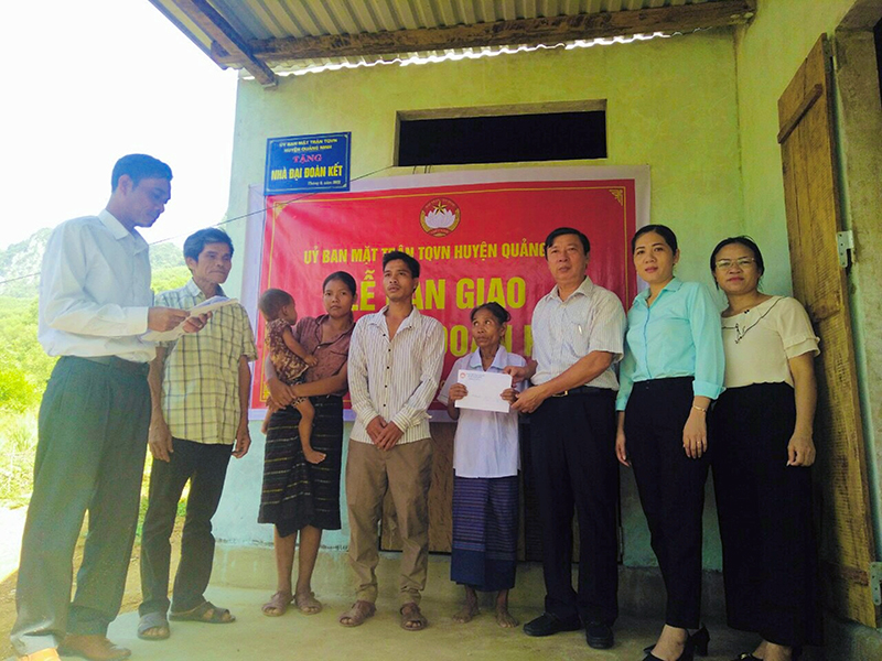 Ủy ban MTTQ Việt Nam huyện Quảng Ninh trao tiền hỗ trợ làm nhà cho bà Hồ Thị Hường ở bản Hang Chuồn-Nà Lâm, xã Trường Xuân.
