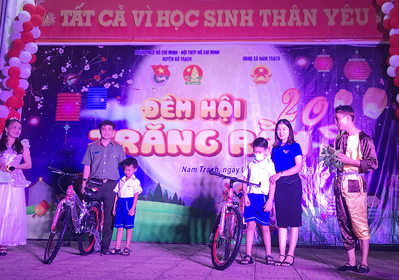 Đại diện Đoàn khối Các cơ quan doanh nghiệp huyện Bố Trạch tặng xe đạp cho các em học sinh có hoàn cảnh khó khăn.