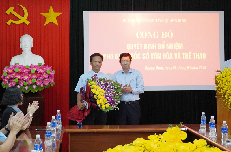 Đồng chí Phó Chủ tịch UBND tỉnh Hồ An Phong trao quyết định bổ nhiệm và tặng hoa chúc mừng đồng chí Mai Xuân Thành, Phó Giám đốc Sở Văn hóa và Thể thao.
