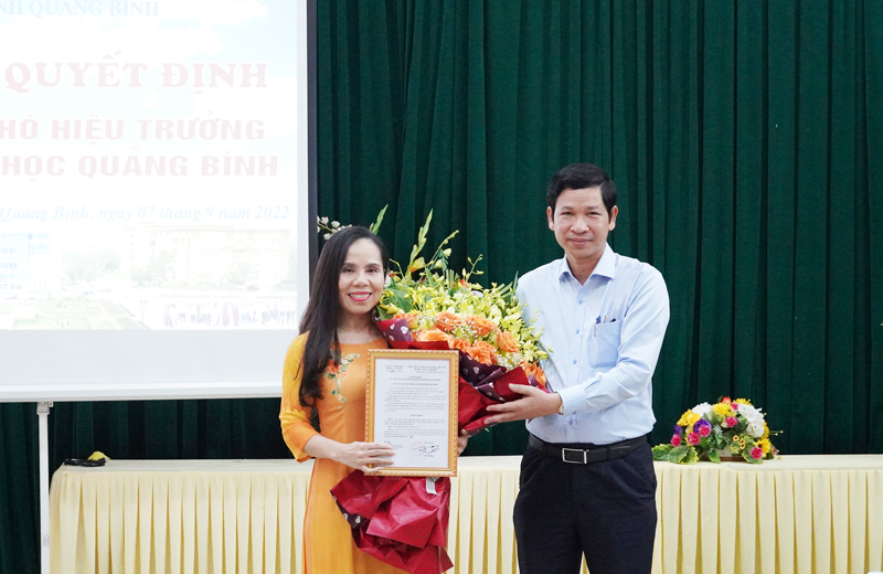 Đồng chí Phó Chủ tịch UBND tỉnh Hồ An Phong trao quyết định bổ nhiệm và tặng hoa chúc mừng đồng chí Dương Thị Ánh Tuyết, Phó Hiệu trưởng Trường đại học Quảng Bình