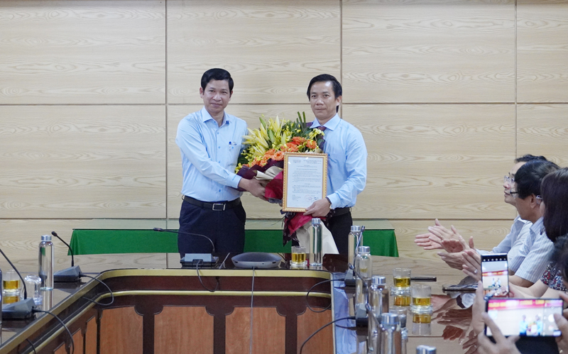 Đồng chí Phó Chủ tịch UBND tỉnh Hồ An Phong trao quyết định bổ nhiệm và tặng hoa chúc mừng đồng chí Nguyễn Đình Hải, Phó Giám đốc Sở Giáo dục và Đào tạo.