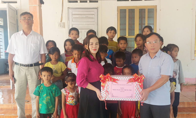 Lãnh đạo huyện Tuyên Hóa trao quà Trung thu cho học sinh điểm Trường Tiểu học bản Cà Xen.