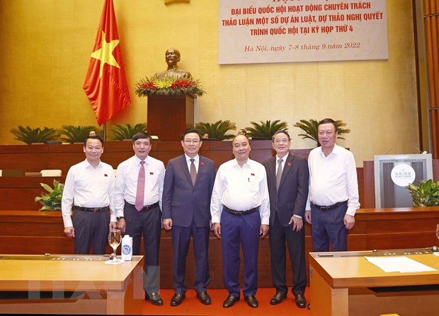 Chủ tịch nước Nguyễn Xuân Phúc, Chủ tịch Quốc hội Vương Đình Huệ với đại biểu dự hội nghị. (Ảnh: Doãn Tấn/TTXVN)