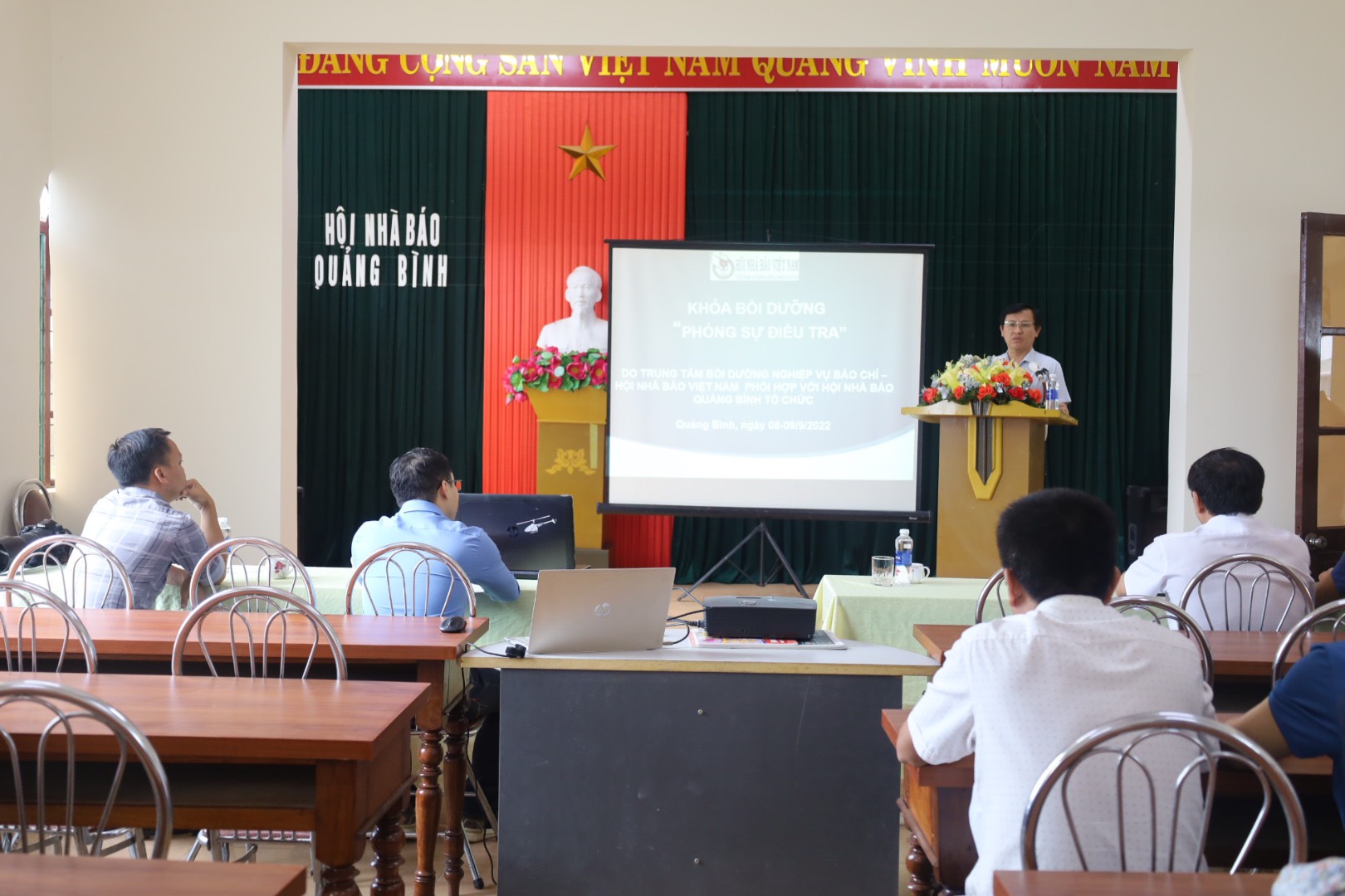 Đ/c Hoàng Hữu Thái, Giám đốc Sở Thông tin và Truyền thông, Chủ tịch Hội Nhà báo tỉnh Quảng Bình phát biểu tại buổi khai mạc lớp tập huấn. 