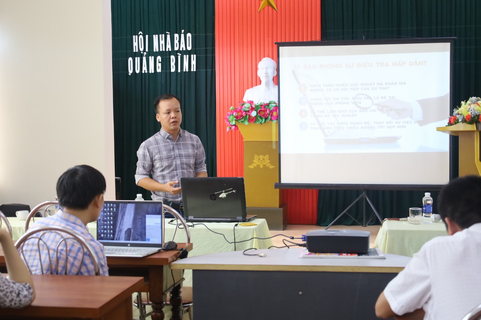 Giảng viên của khóa học là nhà báo Nguyễn Trường Sơn, Trung tâm Tin tức VTV24, Đài Truyền hình Việt Nam. 