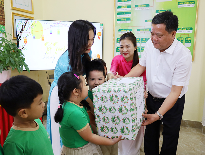 Đồng chí Trần Phong tặng quà cho các cháu Trường mầm non Lộc Ninh.