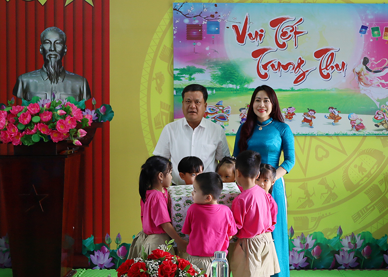 Đồng chí Bí thư Thành ủy Đồng Hới tặng quà cho các cháu Trường mầm non Quang Phú.