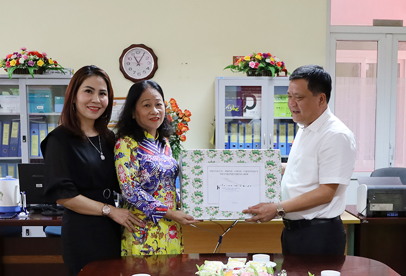 Đồng chí Bí thư Thành ủy Đồng Hới Trần Phong tặng quà Trung thu cho Trường mầm non An Sinh.