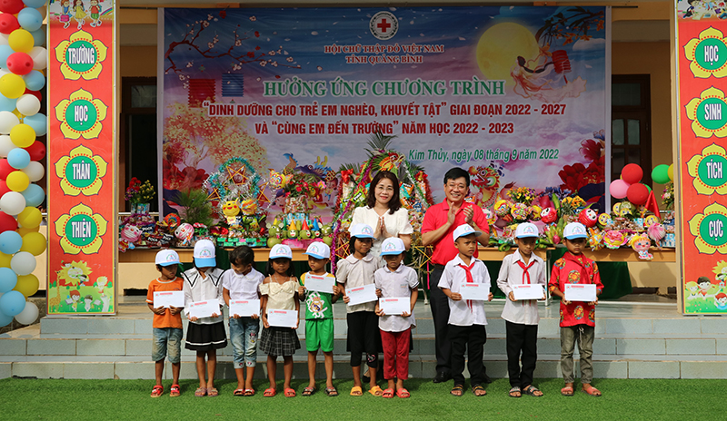 Đại diện lãnh đạo Hội Chữ thập đỏ tỉnh trao 10 suất học bổng cho học sinh nghèo học giỏi Trường Tiểu học Kim Thủy (Lệ Thủy)