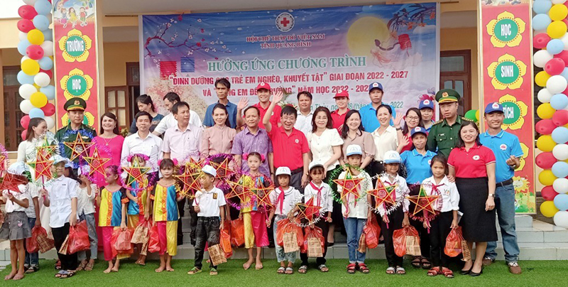 Ảnh kỷ niệm giữa Hội Chữ thập đỏ tỉnh và Trường Tiểu học xã Kim Thủy (Lệ Thủy)