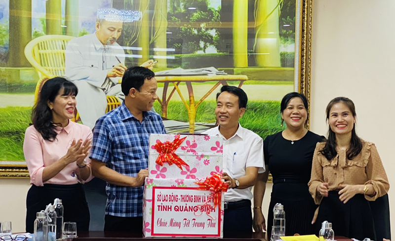 Lãnh đạo Sở LĐ-TB và XH thăm, tặng quà cho Trung tâm Công tác xã hội tỉnh…
