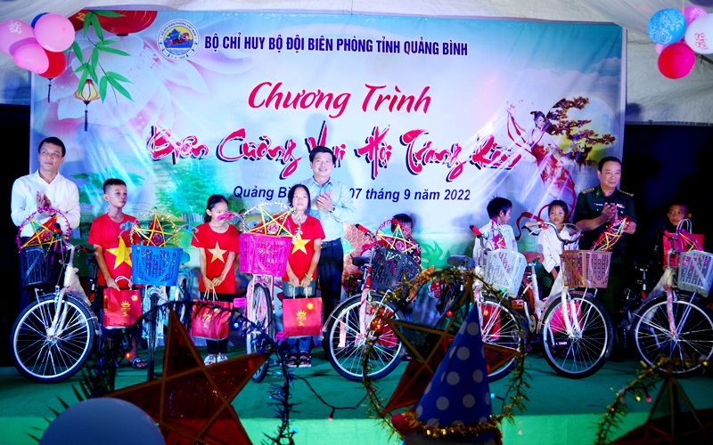 Đồng chí Trưởng ban Tổ chức Tỉnh ủy Trần Vũ Khiêm và lãnh đạo BĐBP tỉnh, Huyện ủy Tuyên Hóa trao tặng xe đạp cho học sinh có hoàn cảnh đặc biệt khó khăn.